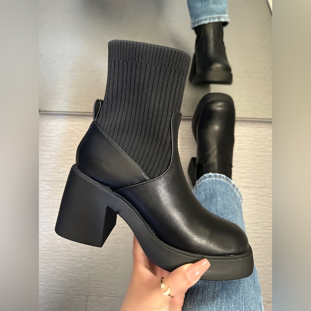 NWT!! EASY TO SLIP INTO WOMENS STRETCHY KNIT CHUNKY HEEL ANKLE BOOTS